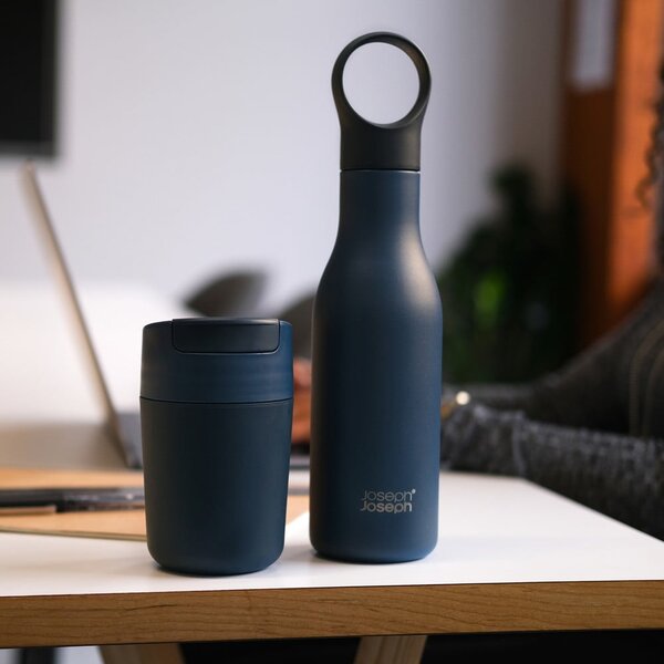 Tmavě modrý cestovní hrnek 340 ml Sipp – Joseph Joseph