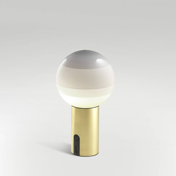 MARSET Akumulátorová stolní lampa Dipping Light, stmívatelné bílá/mosazná, stmívatelný, Bílá / opál, Obývací pokoj / jídelna, Sklo, Design