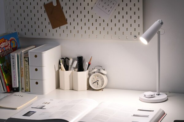 LED stolni lampička Immax TIT s Qi nabíjením, bílá se stříbrnými prvky