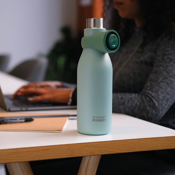 Cestovní nerezová lahev v mentolové barvě 500 ml Loop – Joseph Joseph