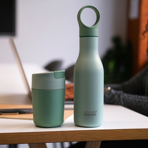 Cestovní nerezová lahev v mentolové barvě 500 ml Loop – Joseph Joseph