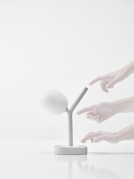 Brokis Stolní lampa Ivy Battery PC1233 Povrch Montury: kov - bílý matovaný komaxit se strukturou, Barva skla: Šedá kouřová - transparentní sklo, Barva el. vedení: kabel stříbrný nabíjecí USB 2/USB-C, 5V