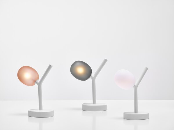 Brokis Stolní lampa Ivy Battery PC1233 Povrch Montury: kov - bílý matovaný komaxit se strukturou, Barva skla: Šedá kouřová - transparentní sklo, Barva el. vedení: kabel stříbrný nabíjecí USB 2/USB-C, 5V