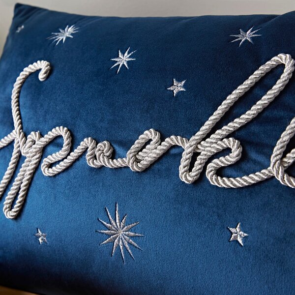 Sametový dekorační polštář s vánočním motivem 30x50 cm Sparkle – Catherine Lansfield