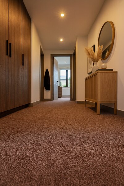 Condor Carpets, Metrážový koberec Classica 392, zátěžový, na míru, šíře 4m, hnědá, ab (mřížka), chodba / předsíň