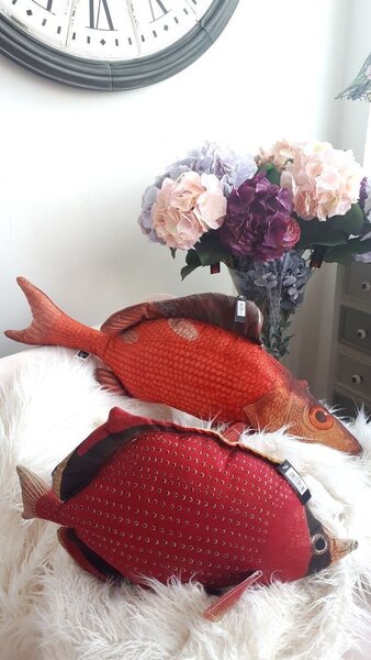 Červený polštář Fish Paul - 93*34*17cm - J-Line by Jolipa
