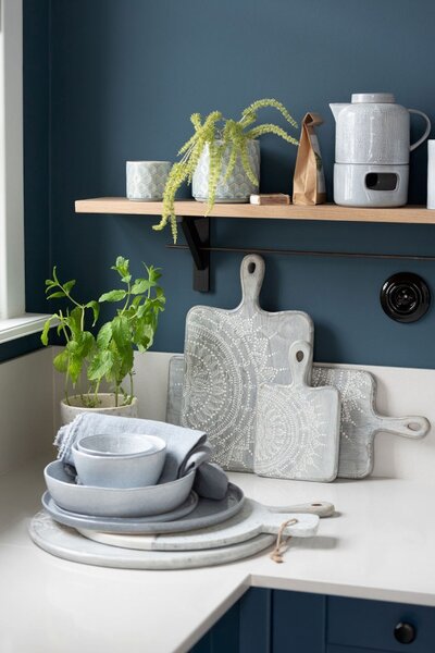 Šedé servírovací prkénko s malovaným ornamentem - 35*1,5*60 cm - J-Line by Jolipa