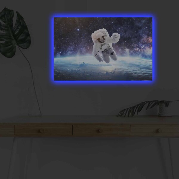 Wallity Obraz s LED osvětlením ASTRONAUT VE VESMÍRU 45 x 70 cm