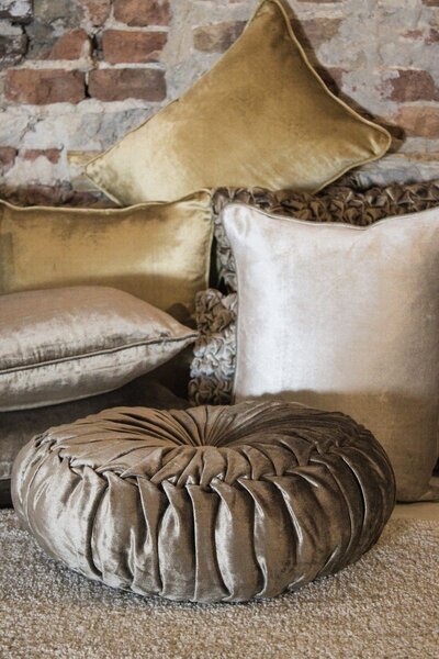 Taupe sametový polštář s třásněmi Smock - 45*45*10cm - Mars & More