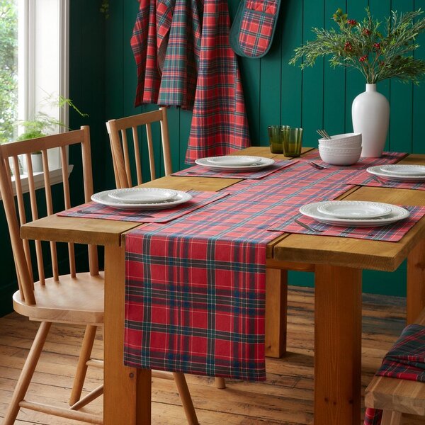 Bavlněný běhoun na stůl s vánočním motivem 220x32 cm Christmas Tartan Check – Catherine Lansfield