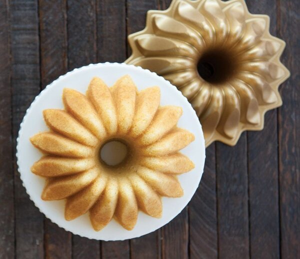 Nordic Ware forma bábovka Lotus zlatá 1,2 l 84177
