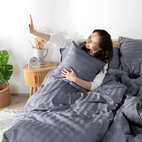 Goldea damaškové povlečení - tmavě šedé proužky se saténovým leskem 140 x 200 a 70 x 90 cm