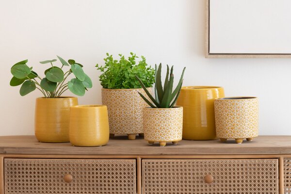 Okrový keramický obal na květináč na nožičkách Flower ochre - Ø16*16cm - J-Line by Jolipa