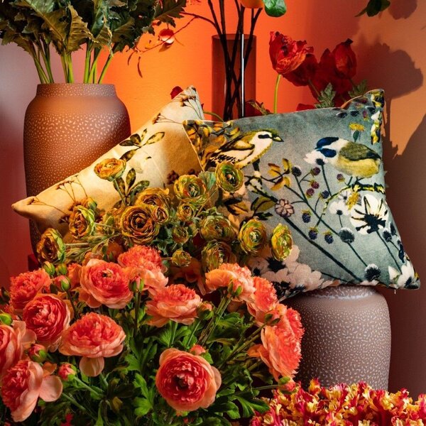 Sametový polšář s dekorem květin Wild Flowers - 30*50*15cm - Mars & More