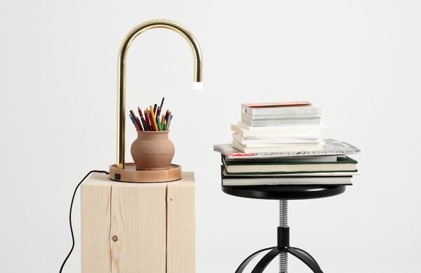 Nordic Design Mosazná kovová stolní LED lampa Pipe s bezdrátovou nabíječkou