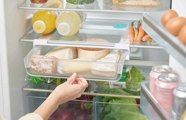 Joseph Joseph Bílá plastová zásuvka do lednice FridgeStore