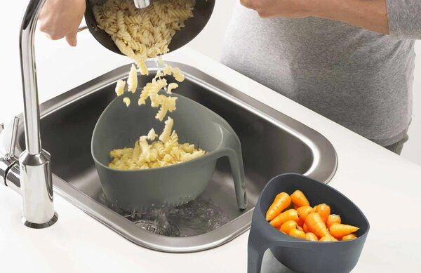 Joseph Joseph Sada dvou šedých plastových cedníků Nest Colanders
