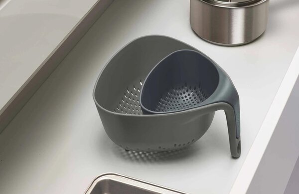 Joseph Joseph Sada dvou šedých plastových cedníků Nest Colanders