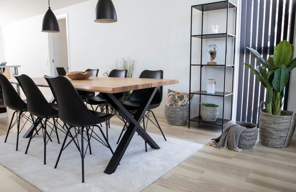 Nordic Living Černá plastová jídelní židle Marcus s černou podnoží