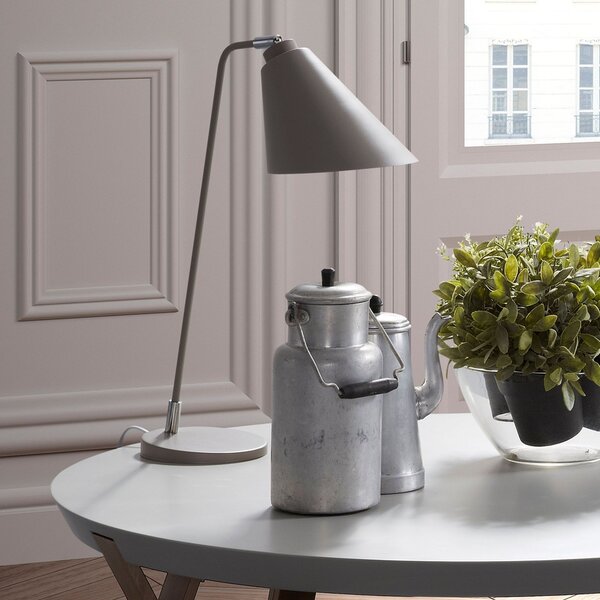 Šedá kovová stolní lampa Kave Home Tipir