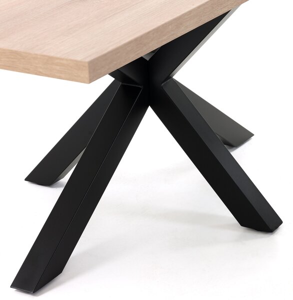 Dubový jídelní stůl Kave Home Argo 160 x 100 cm s černou kovovou podnoží