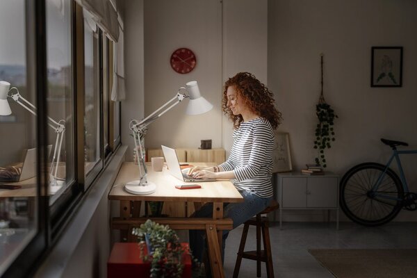 Bílá stolní lampa stmívatelná 9W OFFICE DESK RETRO, teplá bílá