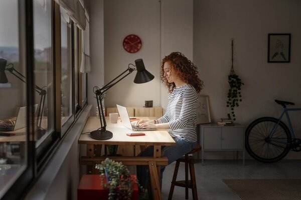 Černá stolní lampa stmívatelná 9W OFFICE DESK RETRO, teplá bílá
