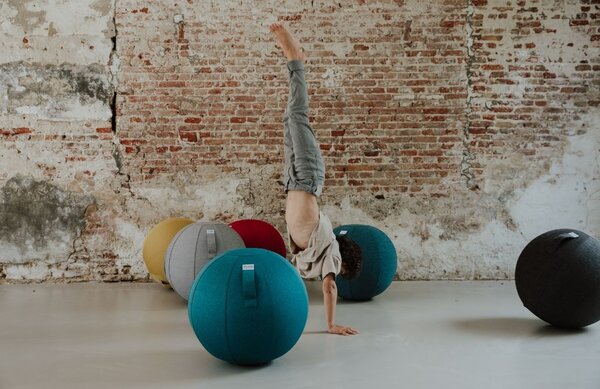 Stříbrný sedací / gymnastický míč VLUV LEIV Ø 65 cm