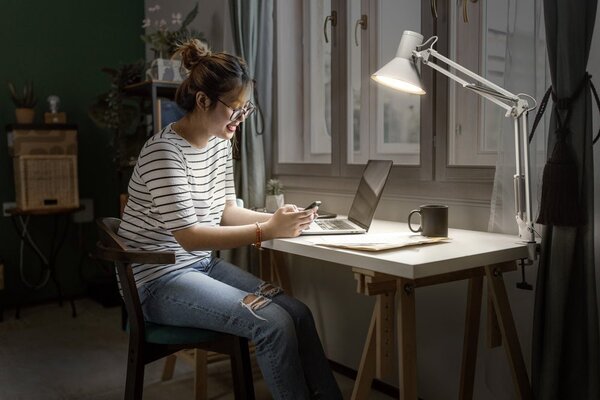 Bílá stolní lampa stmívatelná 9W RETRO CLIP, teplá bílá
