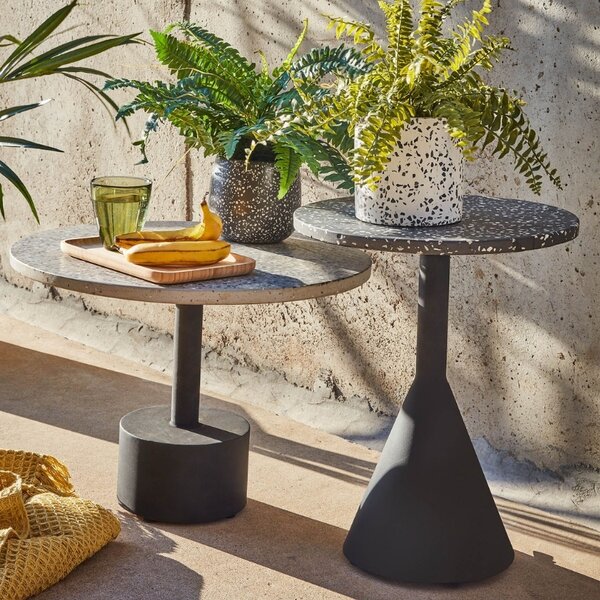 Šedý terrazzo odkládací stolek Kave Home Delano 55 cm