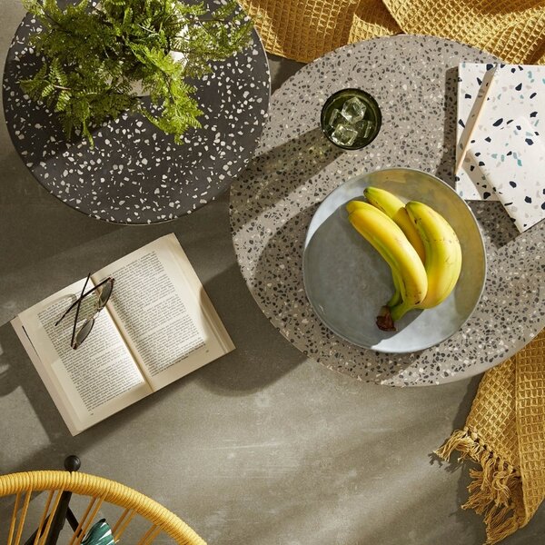 Šedý terrazzo odkládací stolek Kave Home Delano 55 cm