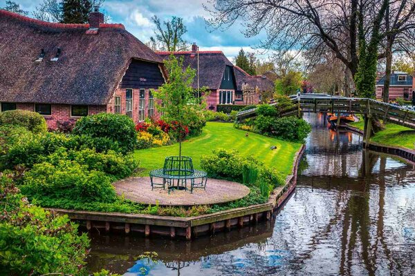 DIMEX | Vliesová fototapeta Holandské domy MS-5-1615 | 375 x 250 cm| zelená, hnědá, růžová