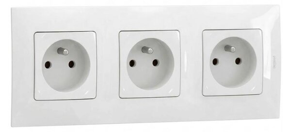 Legrand - Trojitá zásuvka domovní 250V/16A s rámečkem NILOE bílá