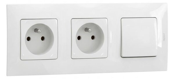 Legrand-Dvojitá zásuvka domovní 250V/16A a jednopó vypínač č. 1 s rám NILOE bílá