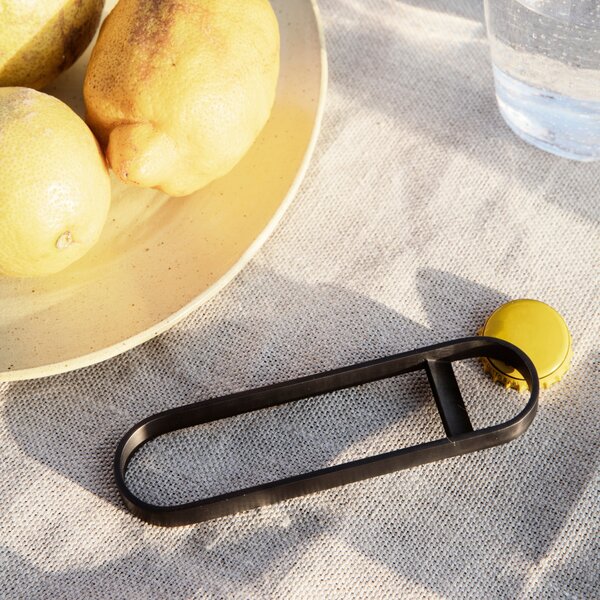 FERM LIVING Otvírák na láhve Fein, Brass