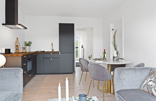 Nordic Living Šedá sametová jídelní židle Anneke se zlatou podnoží