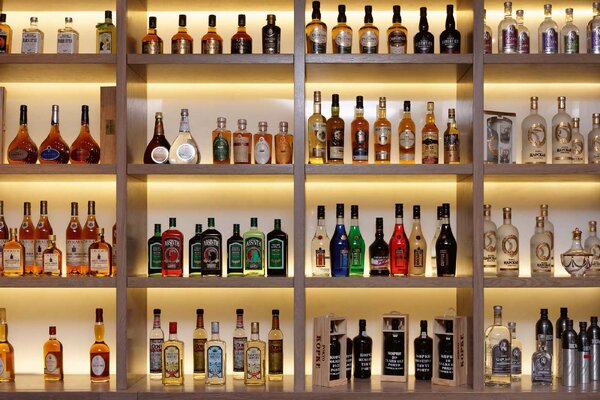 DIMEX | Vliesová fototapeta Láhve s alkoholem MS-5-2149 | 375 x 250 cm| zelená, žlutá, hnědá