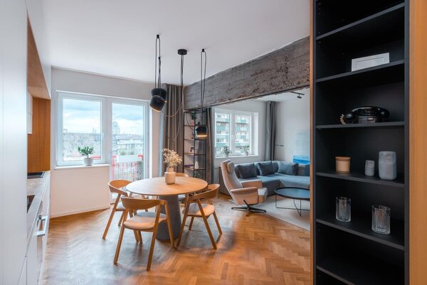 FormWood Přírodní dubové křeslo Henry s bílou koženkou