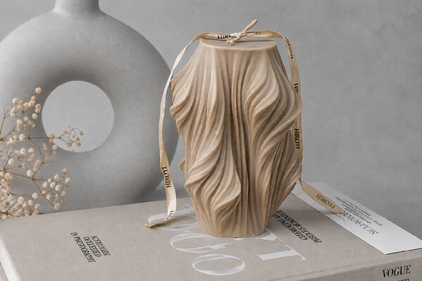 Sójová svíčka Hedvábné vlny velká, béžová | Designová dekorace