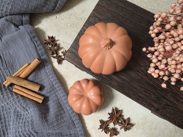 VOJA HOME Dekorativní oranžová dýně velká 400g, průměr 8 cm, výška 5,5 cm, barva marigold
