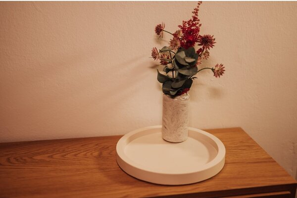VOJA HOME Kulatý tác NORELL | ručně vyráběný designový tác 24,5 cm | bílý