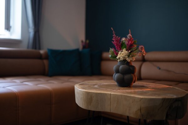 VOJA HOME Váza Orbelia z modifikované pryskyřice 15x15, černá