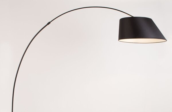 Černá látková stojací lampa ZUIVER ARC 222,5 cm