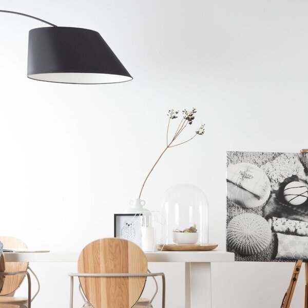 Černá látková stojací lampa ZUIVER ARC 222,5 cm