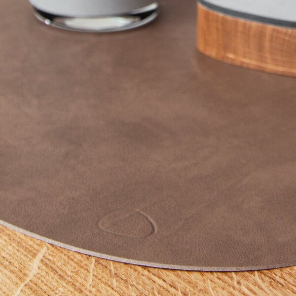 LIND DNA Oboustranné prostírání Curve Dinner - Brown/Sand LND142