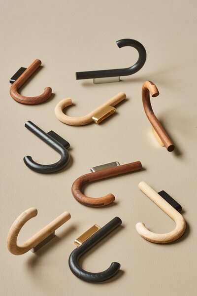 GEJST Dřevěný háček Hook - Walnut/Black GT137