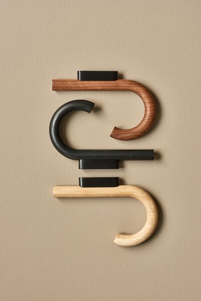 GEJST Dřevěný háček Hook - Walnut/Black GT137
