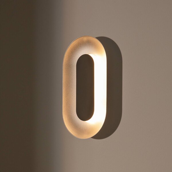 Nuura Aps LED nástěnné světlo Sasi, výška 29 cm, stříbrná, kov, stmívatelný, Chrom / stříbro, Obývací pokoj / jídelna, kov, Skandinávský