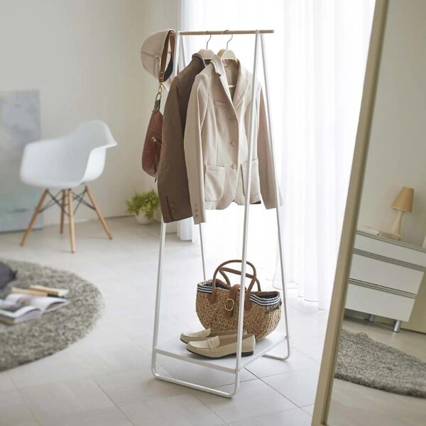 Bílý kovový stojací věšák Yamazaki Tower 140 cm