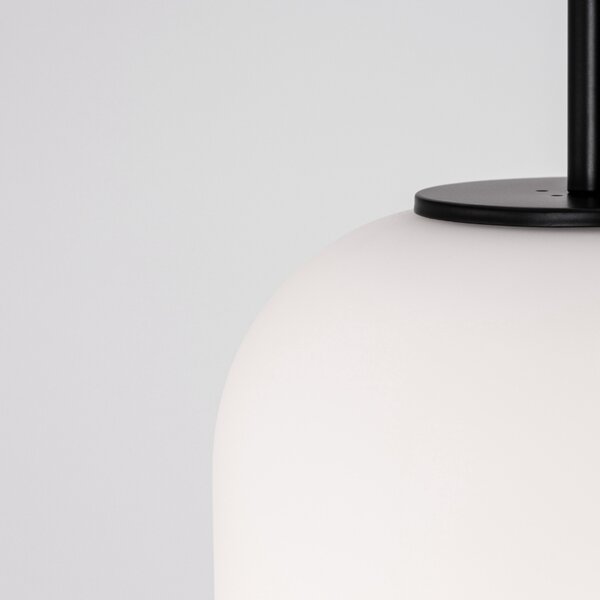Opálově bílé skleněné závěsné světlo Nova Luce Lato 22 cm s černým zavěšením